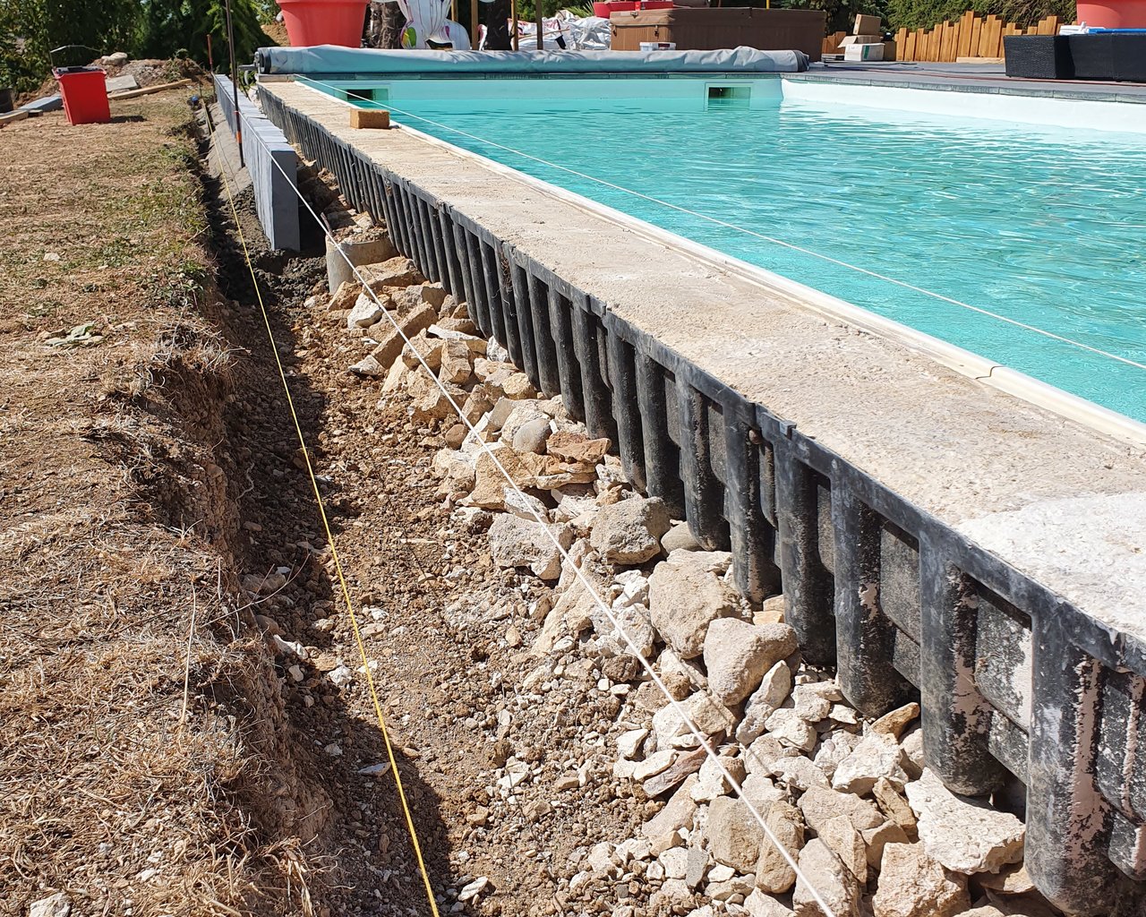 Aménagement d'une bordure de piscine - implantation de palissades en ardoise - étape 1