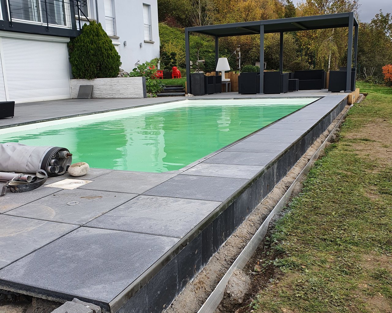Aménagement d'une bordure de piscine avec profilé inox - étape 3